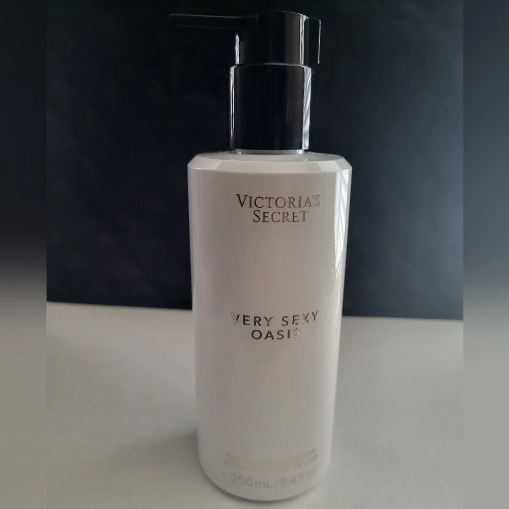 Victoria's Secret Very Sexy Oasis Lotion - Picture 1 of 3